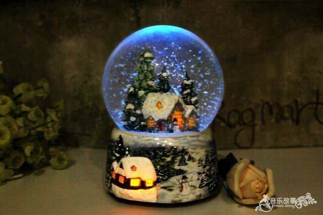 今だけ限定価格 クリスマススノードーム雪の家 クリスタルボール回転ライト音声制御音楽 お気にいる Farmerscentre Com Ng