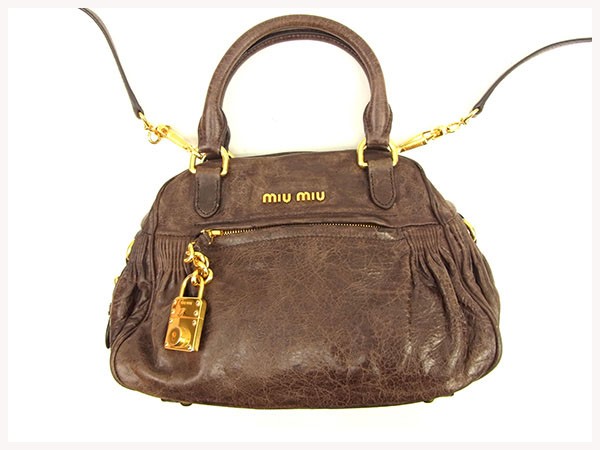 SALE豊富な ミュウミュウ miu miu 中古 T12343の通販はau PAY マーケット - ブランドデポ|商品ロットナンバー:368872743 2WAYショルダーバッグ ハンドバッグ カデナチャーム ブラウン×ゴールド SALE