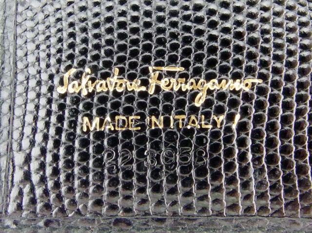 ランク┌ サルヴァトーレ ヴァラ金具 Salvatore Ferragamo 中古の通販はau PAY マーケット - ブランドデポTOKYO|商品ロットナンバー:410776598 フェラガモ がま口 財布 二つ折り 財布 レディース れがあるが