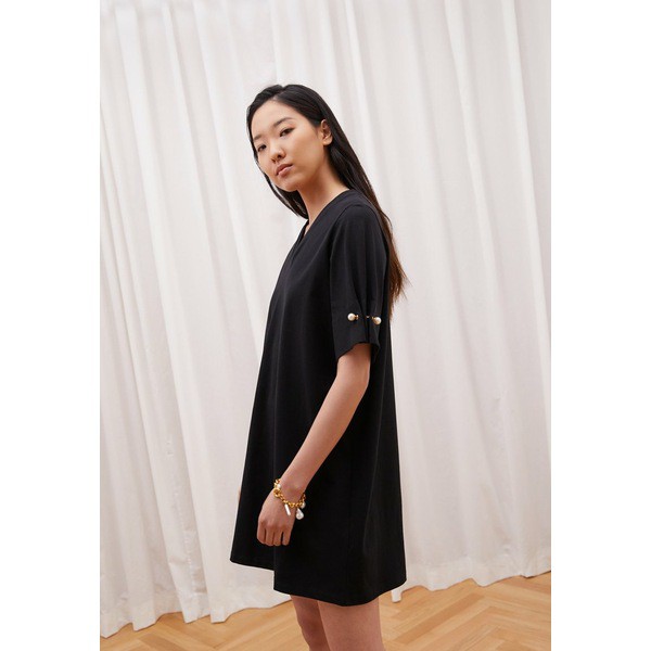 マザーオブパール レディース ワンピース トップス V-NECK DRESS WITH PEARL BAR SLEEVE - Jersey dress - black black