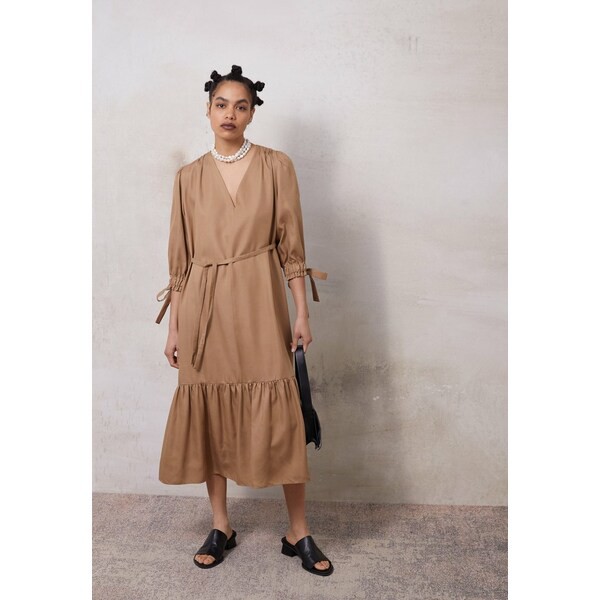 マザーオブパール レディース ワンピース トップス GATHERED DRESS WITH SPLITS - Day dress - tan tan