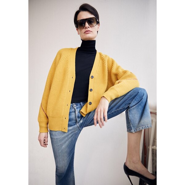 ヴィクトリア ベッカム レディース ニット&セーター アウター WIDE VNECK CARDIGAN - Cardigan - mustard mustard