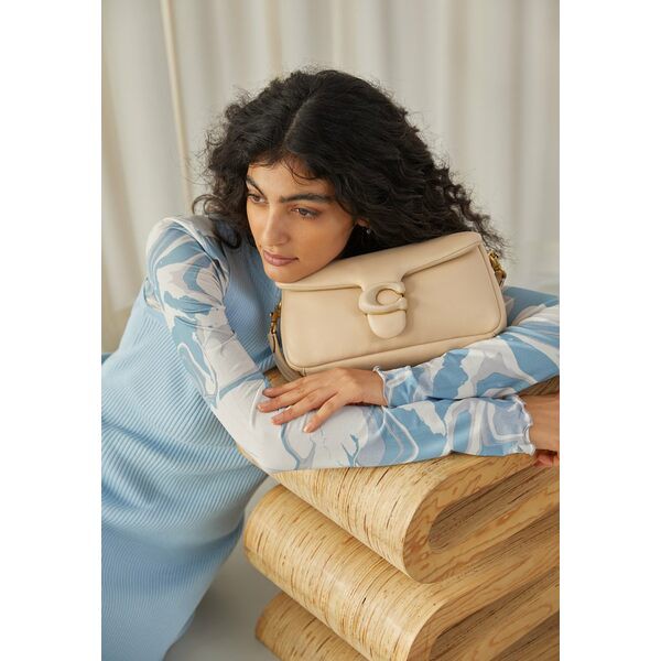 コーチ レディース ハンドバッグ バッグ COVERED CLOSURE PILLOW TABBY SHOULDER - Handbag - ivory ivory