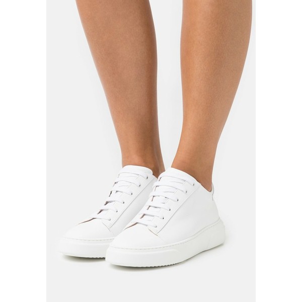 マーク ケイン レディース スニーカー シューズ Trainers - white white