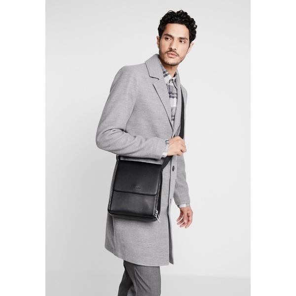 正規品好評 ピアワン メンズ ショルダーバッグ バッグ Across body bag - black blackの通販はau PAY マーケット - asty|商品ロットナンバー:496183199 大特価新作
