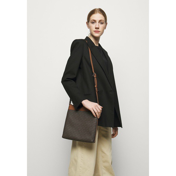 マイケルコース レディース ショルダーバッグ バッグ JET CHARM FLAT XBODY - Across body bag - brown/acorn brown/acorn