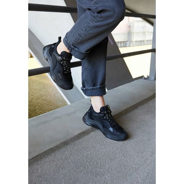 イロ レディース スニーカー シューズ CURVERUNNER - Trainers - black black