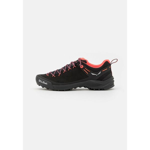 サレワ レディース ハイキング スポーツ WILDFIRE - Hiking shoes - black/fluo coral black/fluo coral