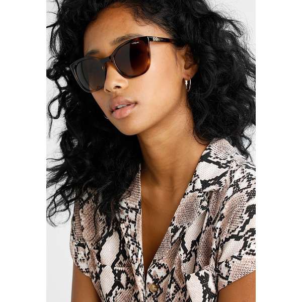 についての ヴォーグアイウェア Sunglasses - dark havana dark havanaの通販はau PAY マーケット - asty｜商品ロットナンバー：496195092 レディース サングラス＆アイウェア アクセサリー がございま