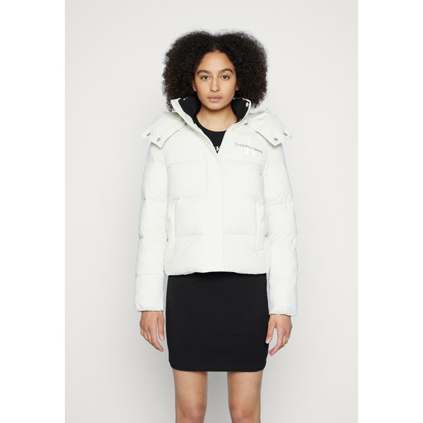 カルバンクライン レディース コート アウター MONOLOGO SHORT PUFFER - Winter jacket - eggshell eggshell