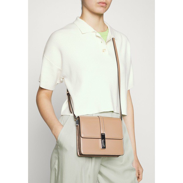 カルバンクライン レディース ショルダーバッグ バッグ ARCHIVE HARDWARE SHOULDER BAG - Across body bag - safari safari