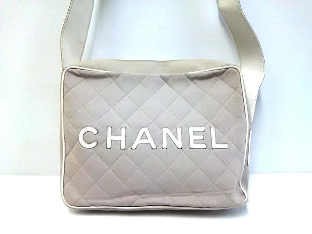 シャネル Chanel ショルダーバッグ レディース スポーツライン ライトグレー 白 キルティング 化学繊維 レザー 中古 の通販はau Wowma ワウマ ブランディア Au Wowma 店 商品ロットナンバー