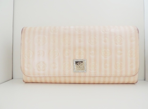 クレイサス Clathas 長財布 レディース ピンクベージュ アイボリー ストライプ 型押し加工 エナメル レザー 中古