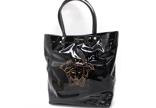 美品 あす着 VERSACE ヴェルサーチ パンチングメデューサ エナメルトートバッグ ブラック ギフト プレゼント レディース 美品 あす着 VERSACE ヴェルサーチ パンチングメデューサ エナメルトートバッグ ブラック ギフト プレゼント レディース