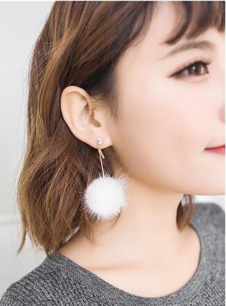 ミンクファー ピアス おしゃれピアス 秋冬トレンド かわいい ファーピアス ファーイヤリング レディース アクセサリー 【F208】の通販はWowma!(ワウマ) , 直店.com|