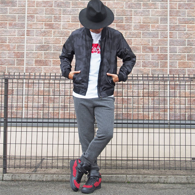 Ma 1とスウェットパンツにハイカットスニーカーで最旬ストリートコーデ