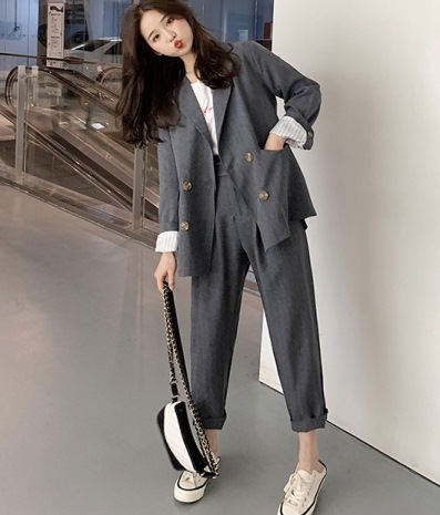 ユニークグレー ジャケット ベージュ パンツ ファッショントレンドについて