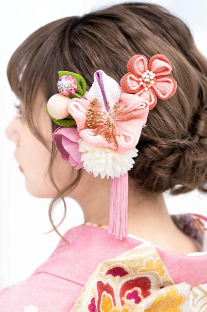 オープニング大放出セール 成人式 髪飾り 成人式の髪飾り つまみ細工 ２点セット ピンク 白 椿 花 ピンポンマム 玉飾り 縮緬 ちりめん コサージュ 房飾り コーム U 史上最も激安 Farmerscentre Com Ng