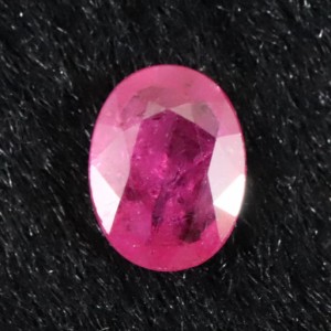 宝石質ルビー AAA  8mmオーバル ファセットカットルース 1.4ct 【榎本通商10127】