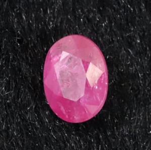 宝石質ルビー AAA  8mmオーバル ファセットカットルース 1.9ct 【榎本通商34927】