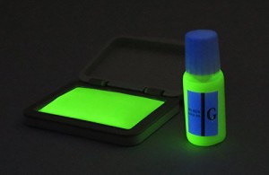 再入場スタンプ 緑色（ブラックライトインク） と 日亜化学工業 UV-LED（375nm）ブラックライトキーホルダー付 チケット確認 偽造防止