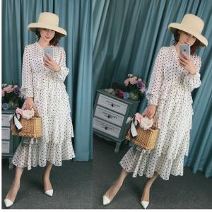 フェミニン ワンピース 春服 レディース ワンピース 春 売れ筋 春物トレンド ドット柄 フリル Vネック 膝下丈 ミモレ丈 モノトーン ガーの通販はau Wowma ワウマ ベースキャンプ 商品ロットナンバー