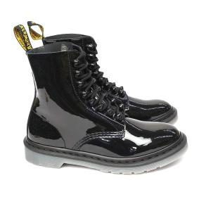 Dr.Martens CORE PASCAL STUD 8EYE BOOT 22649001 BLACK PATENT 8アイブーツ ドクターマーチン レースアップ ショートブーツ スタッズ パスカル レディース