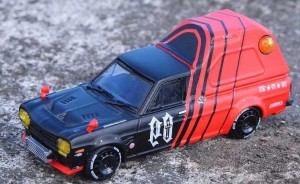 INNO MODELS 1/64 Nissan サニートラック HAKOTORA ”09 RACING” DECEPCIONEZ限定パッケージ キーチェーン付【IN64-HKT-09RADI】ミニカ