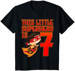 キッズ このリトルスーパーヒーローは7歳のヒーロー、7歳の誕生日です Tシャツ