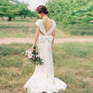 ウエストリボン ウェディングドレス 白 二次会 花嫁 大きいサイズ ウェディング カラードレス 赤 袖あり エンパイアライン 背中開き 上品
