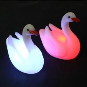 LED 7色はランプのロマンチックな白鳥の形のクリスマスの夜ライト装飾を変えます