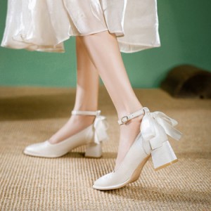 結婚式 パンプス 靴 アンクルストラップ 5.5センチヒール 二次会 パーティ疲れない リボン付き 光沢感 ローヒール 歩きやすい スクエアト