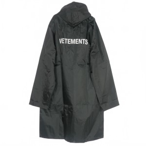 【中古】ヴェトモン ベトモン VETEMENTS 2016 Oversized hooded raincoat オーバーサイズ ロゴ レインコート F 黒