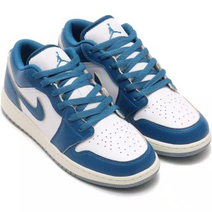 [ナイキ] エア ジョーダン 1 LOW SE [J AIR JORDAN 1 LOW SE] ホワイト/ブルーグレー/セイル/インダストリアルブルー FN9137-141日本国内