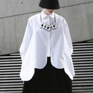 トップス レディース ホワイト ブラック 変形シャツ ブラウス 白シャツ イレギュラーヘムデザイン ミディアム丈 袖あり 長袖 個性的 送料