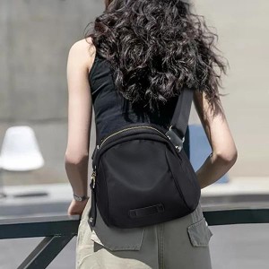 ボディバッグ ショルダーバッグ ブラック 黒 斜め掛け かばん 鞄 BAG シンプル 無地 ゴールド金具 デイリー使い 軽量 軽い ミニバッグ