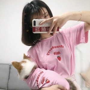 犬とお揃いコーデ 犬 ペアルック ペットとお揃いの服 犬服 お揃い イチゴ柄 夏服半袖シャツ/ドッグウェア/犬/猫とオーナーがペアルック出