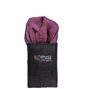 トラッド 日本製 国産 形態安定ポケットチーフ ボルドーサテン織りストライプ 黒台紙 素材の魅力を極める 日本の伝統を纏う、進化したポ