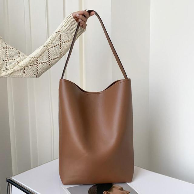 本革　トートバッグ　レディース　レザーバッグ　ショルダーバッグ 革バッグ　かばん　通勤 通学　大人　20代30代40代50代