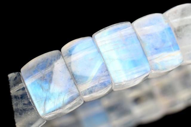 【１点物】神秘のブルーシラー！ ムーンストーン　4-6x8mm　バングル 恋愛運・金運・仕事運【ネコポス送料無料】_U4121の通販は 5,129円