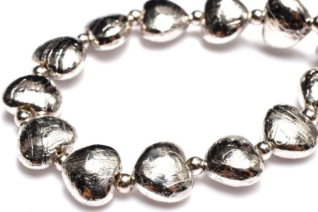 【１点物】宇宙からの贈り物 メテオライト(アルタイ隕石)　7.5x8.5(丸玉2.5)mm　ハート シルバーコーティング ブレスレット _MC2489