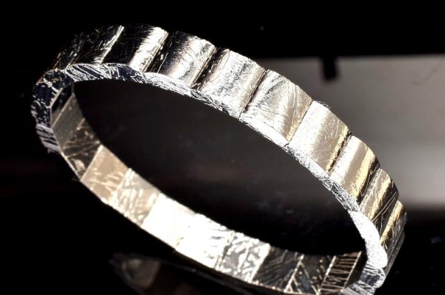 【１点物】宇宙の贈り物 メテオライト(アルタイ隕石)　7.5x8mm　シルバーコーティング バングル 【送料無料】_MD747 23,887円