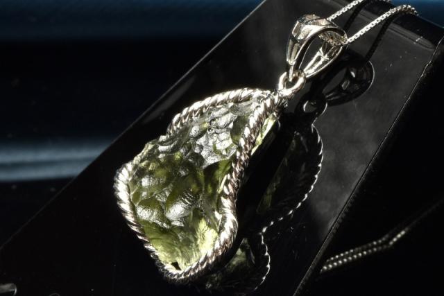 【１点物】AAAA+☆宇宙の神秘 シルバー925 モルダバイト　20x12mm　原石 ペンダントトップ 金運・仕事運【ネコポス送料無料】_PD2791
