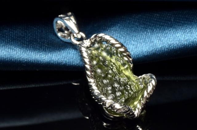 【１点物】AAAA+☆宇宙の神秘 シルバー925 モルダバイト　18x10mm　原石 ペンダントトップ 金運・仕事運【ネコポス送料無料】_PD3538