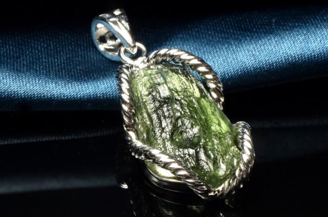【１点物】AAAA+☆宇宙の神秘 シルバー925 モルダバイト　19x12mm　原石 ペンダントトップ 金運・仕事運【ネコポス送料無料】_PD3540