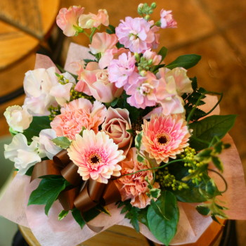 【記念日　卒業　送別にも　誕生日　結婚記念日　２８】　おまかせ！ピンク系アレンジメント　　花ギフト記念日祝い、誕生日　ホワの通販は 5,323円