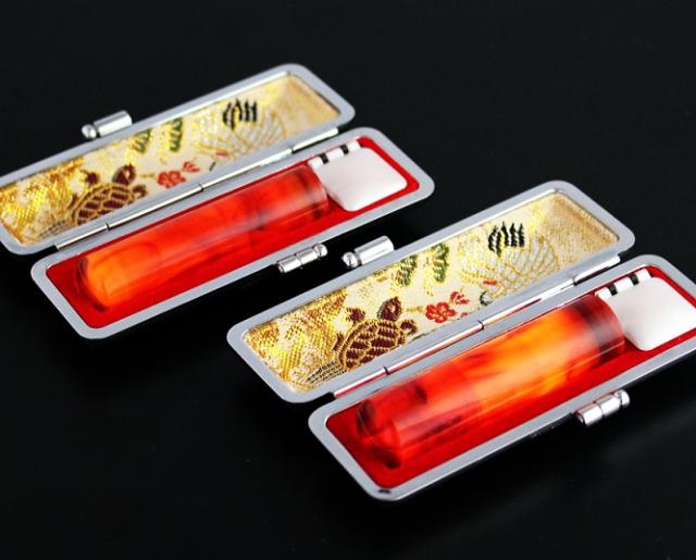 【送料無料】  印鑑・はんこ/認印/琥珀樹脂印鑑２本セット/【16..5/18.0mm】高級もみ革印鑑ケース（鶴亀）付個人印鑑 ハンコ いんかん の通販は