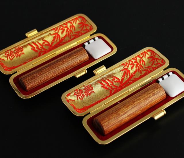 【送料無料】  印鑑・はんこ/実印/彩樺印鑑２本セット/【12.0/13.5mm】本トカゲ革印鑑ケース（金枠）付個人印鑑 ハンコ いんかん 就職祝の通販は 9,600円