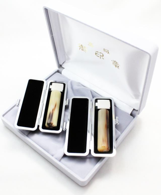 【送料無料】  印鑑・はんこ/実印/オランダ水牛印鑑２本セット/【13.5/15.0mm】化粧箱/もみ革印鑑ケース（黒別珍）付個人印鑑 ハンコ の通販は 9,700円