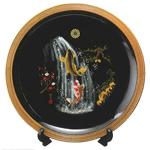 叙勲の記念品 １２ ０大皿 黒塗 鯉の滝のぼり 皿立付 菊紋入 001 2124 叙勲 記念品 御祝 お祝 引き出物 引出物 の通販はau Pay マーケット 漆器とキッチン 祭りのええもん